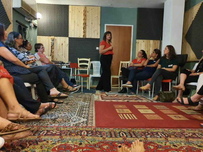 אני פרידמן מרצה על 5 המפתחות לתדמית מנצחת