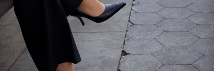 קוד לבוש לנשות עסקים, תדמית ואופנה, נעלי עקב ומכנס שחור.